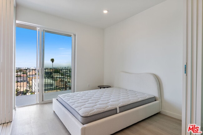 Building Photo - 1124 Normandie Ave