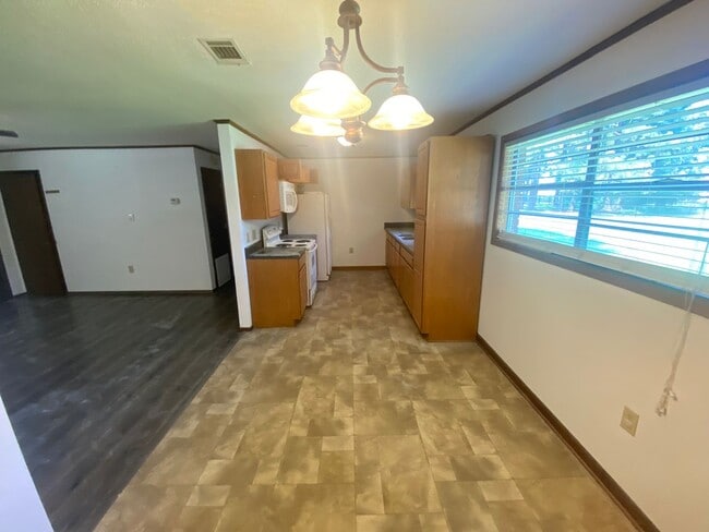 Building Photo - 115 Blair St