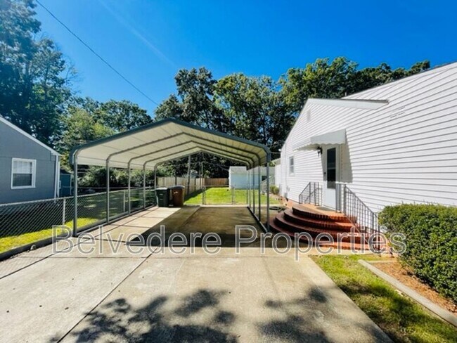 Building Photo - 2721 Stratford Dr