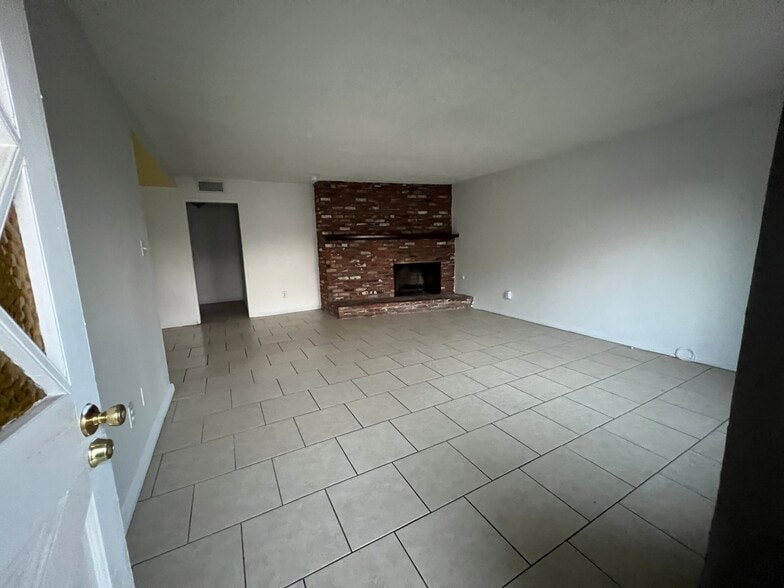 Building Photo - 8145 Garden View Ave