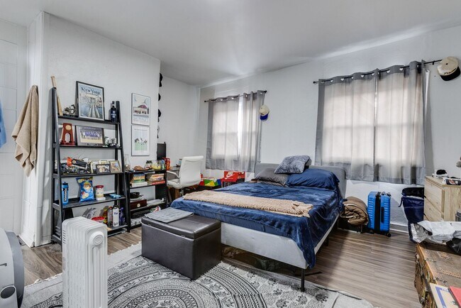 Building Photo - AVAILABLE MAY 2026 - Spacious 3 Bedroom Home w/ Non-Traditional Layout!