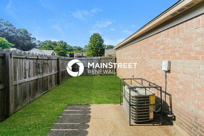 Building Photo - 3 Bedroom Pet-Friendly Home in Memphis, TN with Main Street Renewal