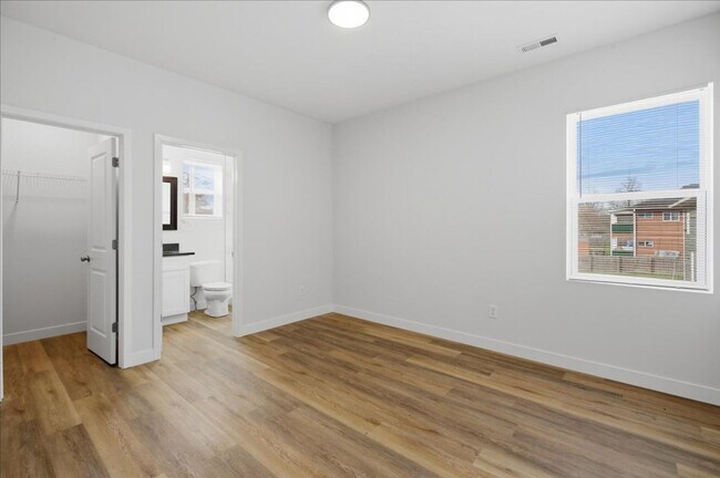 Building Photo - 44 E Parkview Ave