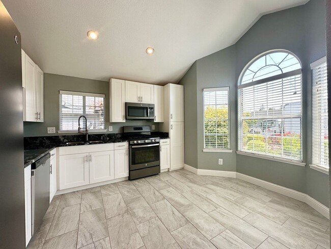 Building Photo - Bright & Spacious 3 Bed / 2 Bath - Gorgeou...