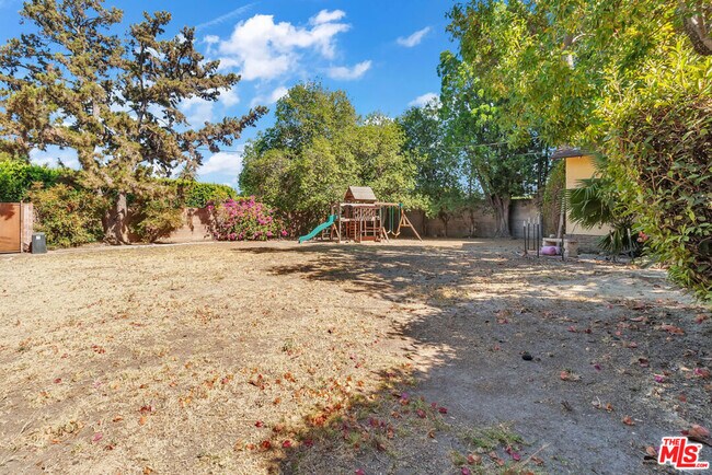 Building Photo - 9322 Lasaine Ave