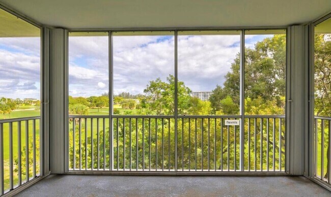 Primary Photo - 2800 N Palm Aire Dr