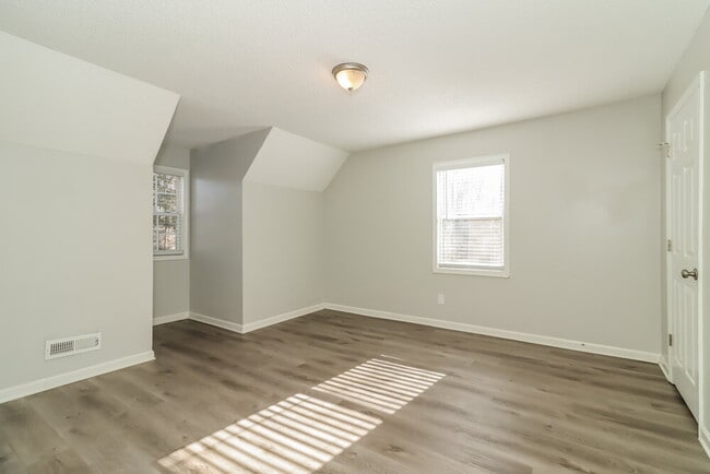 Building Photo - 565 Bells Ferry Pl