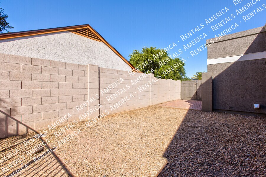 Building Photo - 819 W Ross Ave