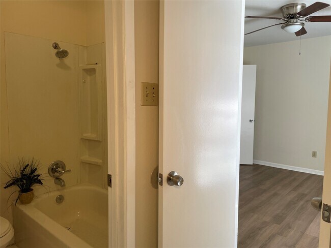 Building Photo - 8830 Sharpcrest St