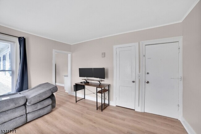 Building Photo - 27 Brighton Rd