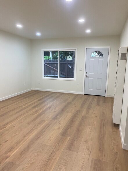 Building Photo - 1634 1/2 N Serrano Ave