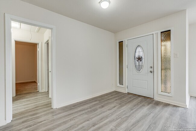 Building Photo - 811 Cottonwood Ave