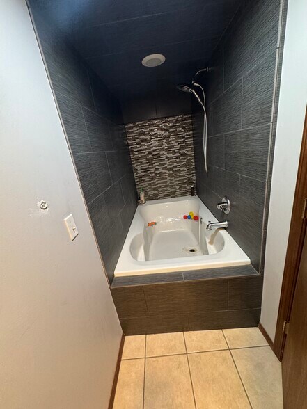 Building Photo - 4760 Dominick Dr
