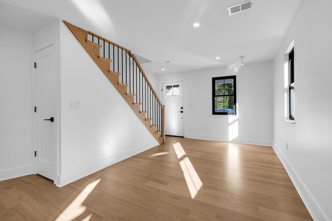 Building Photo - 516 River Rd