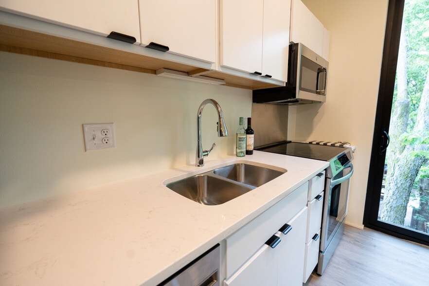 Building Photo - 2718 Grand Ave S