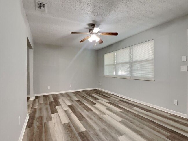 Building Photo - 5950 El Morro Dr S