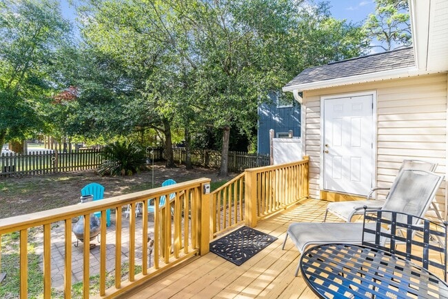 Building Photo - PERFECT "WORK FROM HOME" LOCATION FOR JAN-MAY of 2026