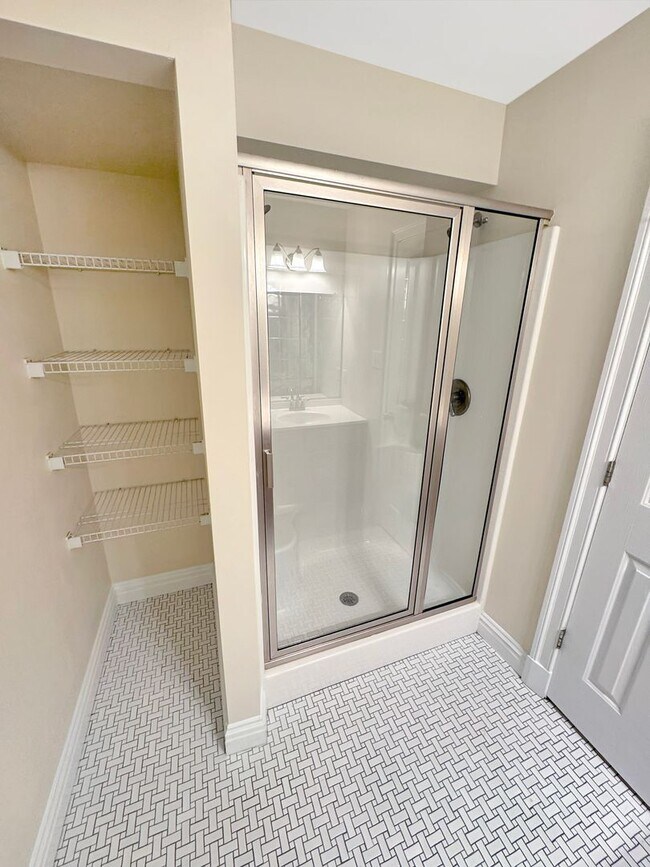 Building Photo - 5 Bedroom Home in VCU Area - Move in Speci...