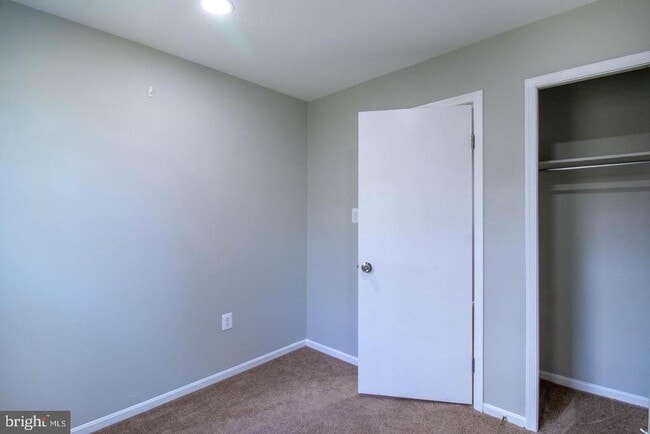 Building Photo - 9709 Lakepointe Dr