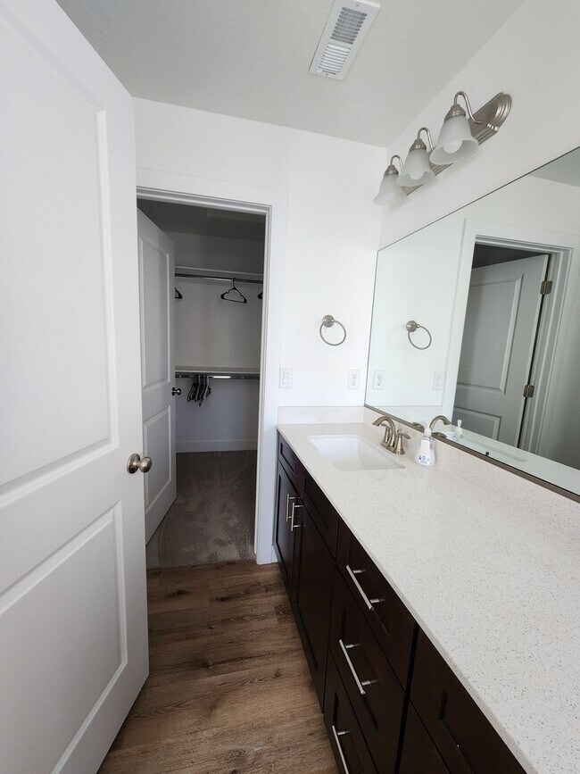Building Photo - Beautiful Modern Townhome with Spacious La...