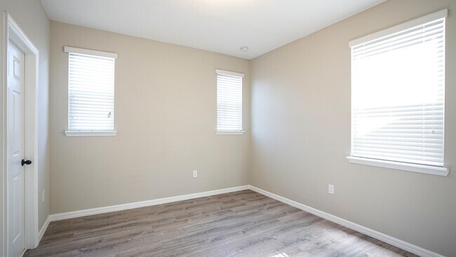 Building Photo - 12663 Salomon Cove Dr