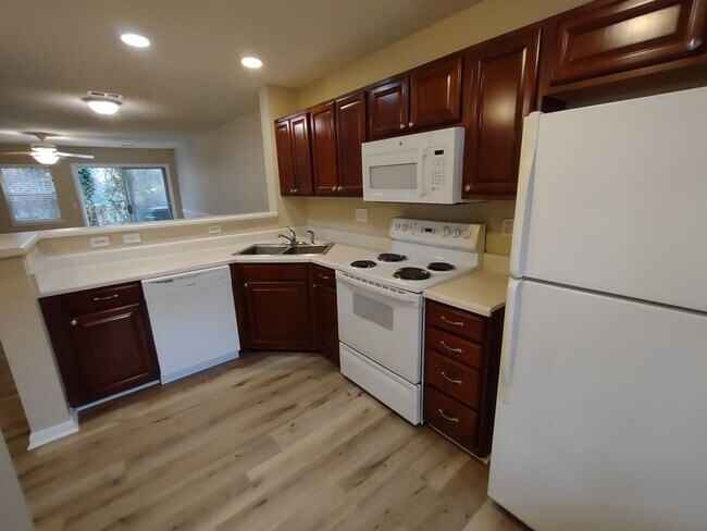 Building Photo - Pristine, move in ready Townhome located in the Holly Ridge Complex!