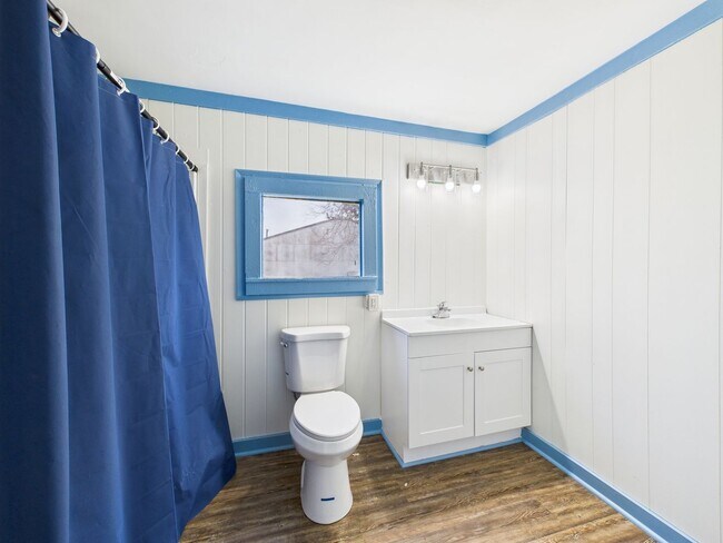 Building Photo - 2 Bedroom 1 bathroom house AVAILABLE NOW!