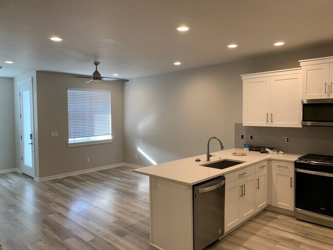 Building Photo - Stunning 3 BD | 2.5 BA Townhome in Rosedale Parks | Pool, Clubhouse & Prime Location