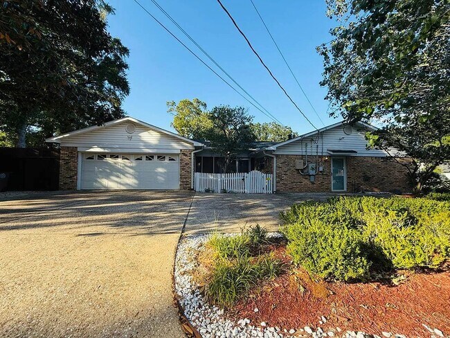 Building Photo - 814 Pinemont Dr