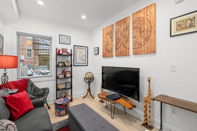 Building Photo - 2 Bed 2 Bath - Adams Morgan Condo - Comple...