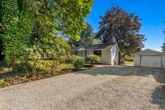Building Photo - Peaceful Lakefront Living in Kirkland