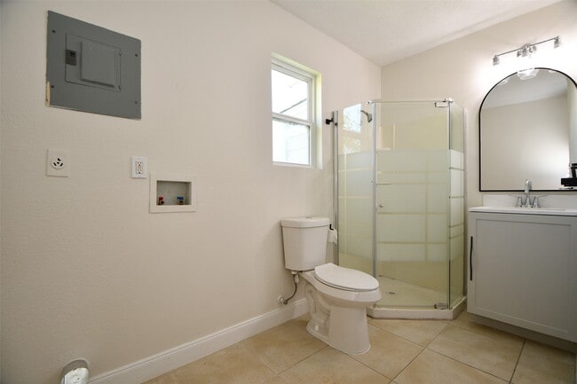 Building Photo - 10946 Fullerton Dr