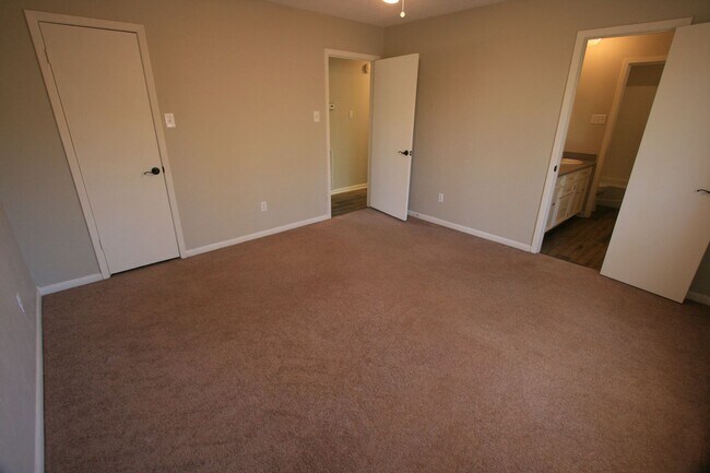 Building Photo - 2301 Raintree Dr