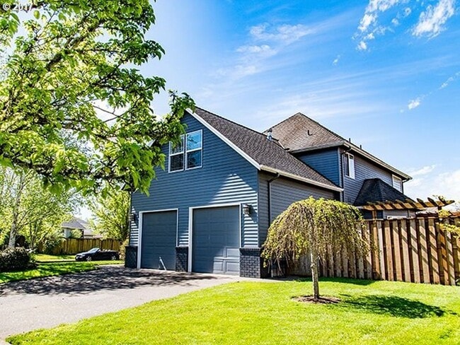 Building Photo - 2687 NW Oak Ridge Dr