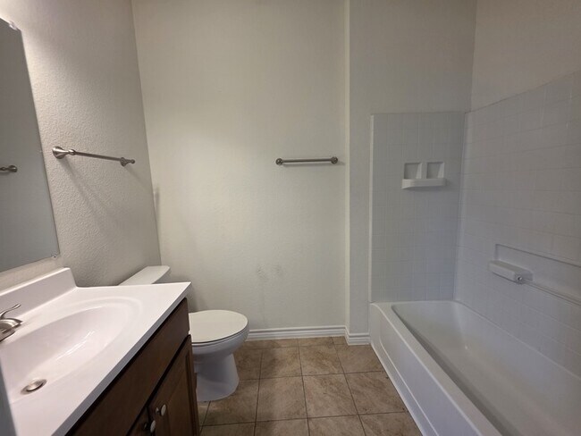 Building Photo - 6110 White Oak Dr