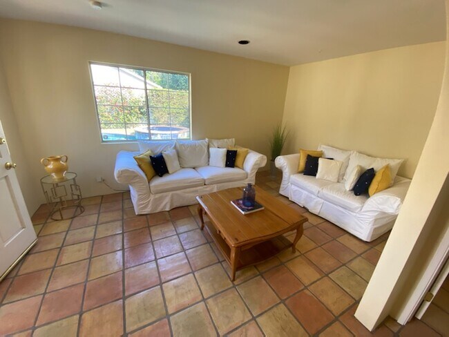 Guests house bedroom or can be used as an office - 14024 Peach Grove St