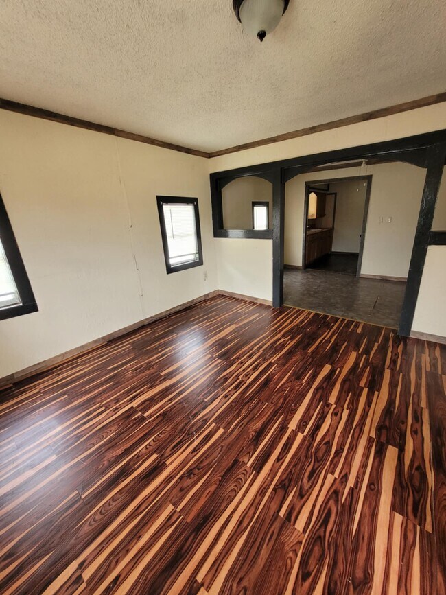 Building Photo - 309 W Chestnut Ave