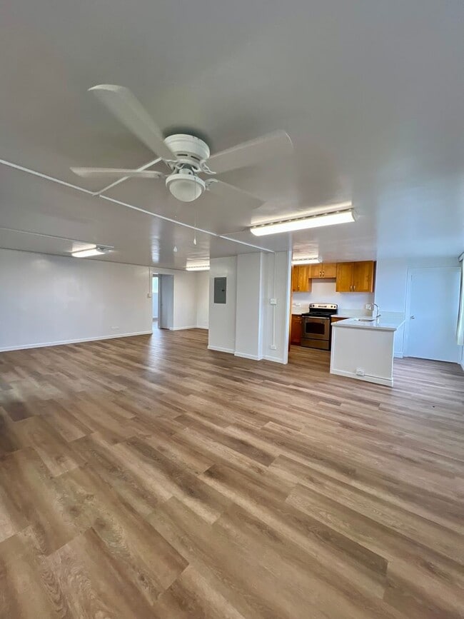 Building Photo - Spacious and Renovated Unit--2Bedrooms, 2B...