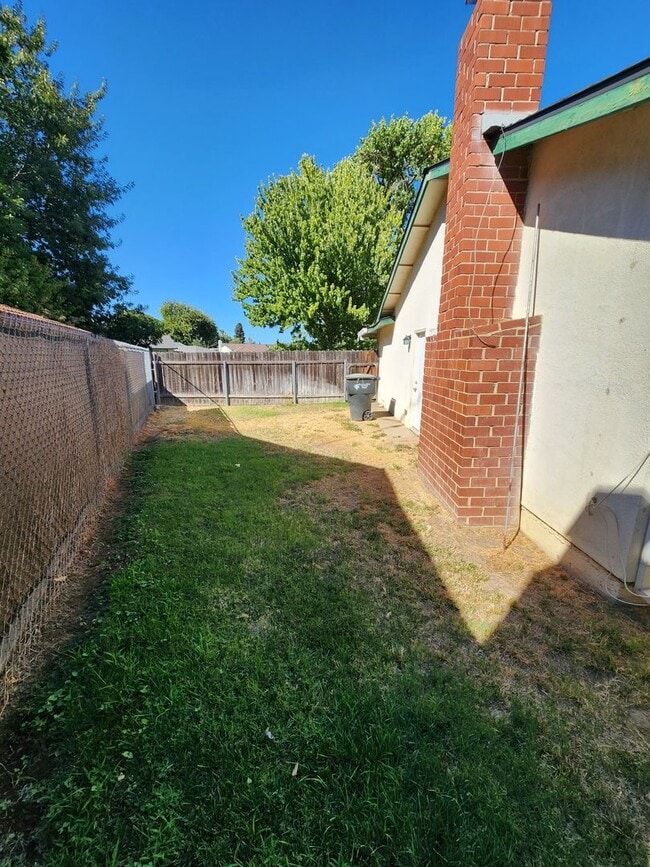 Building Photo - Adorable 4/2 With GREAT Backyard.  Gardene...
