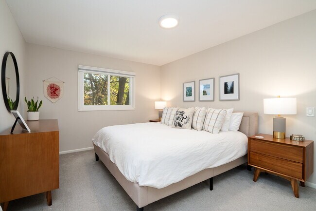 Building Photo - Lake Minnetonka 3-Bedroom Modernized Home ...