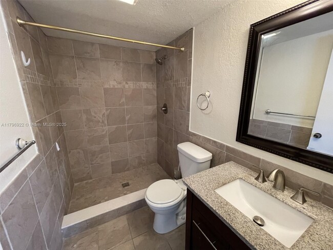 Building Photo - 2642 Riverside Dr