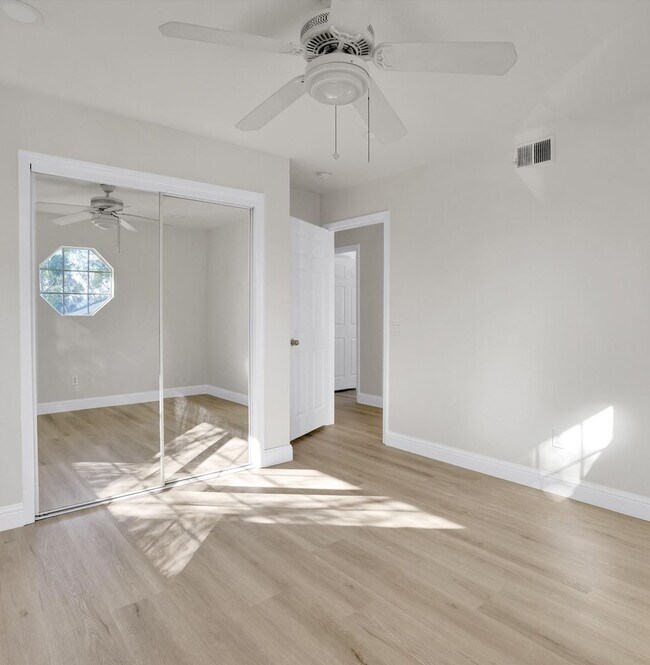 Building Photo - 8103 Valley Flores Dr