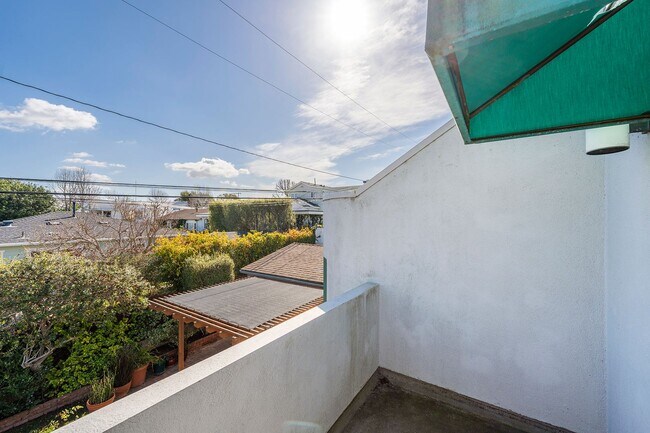 Building Photo - Warm & Inviting Manhattan Beach Rental Home!