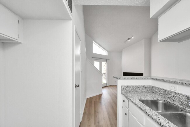 Building Photo - 10855 Meadowglen Ln