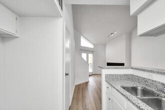 Building Photo - 10855 Meadowglen Ln