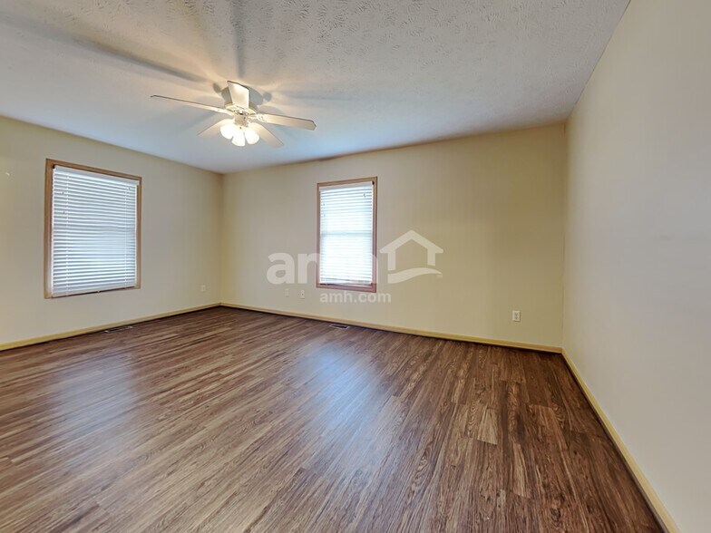 Building Photo - 3370 Redbud Dr