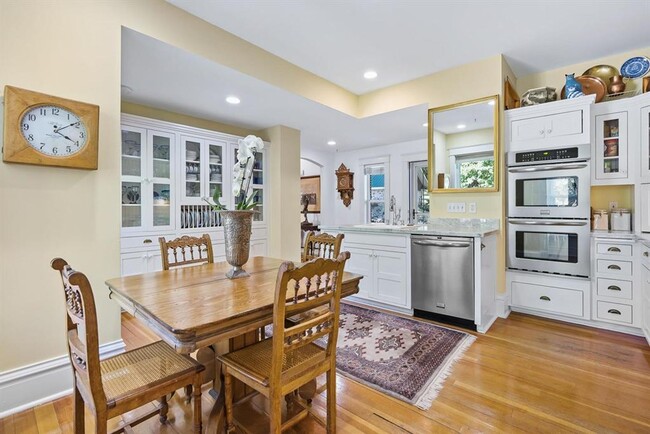 Building Photo - Historic Queen-Anne Style Home