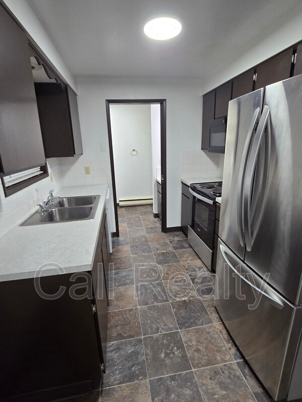 Building Photo - 3324 S Raymond Cir