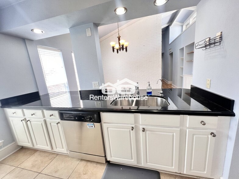 Building Photo - 5928 Sandhurst Ln