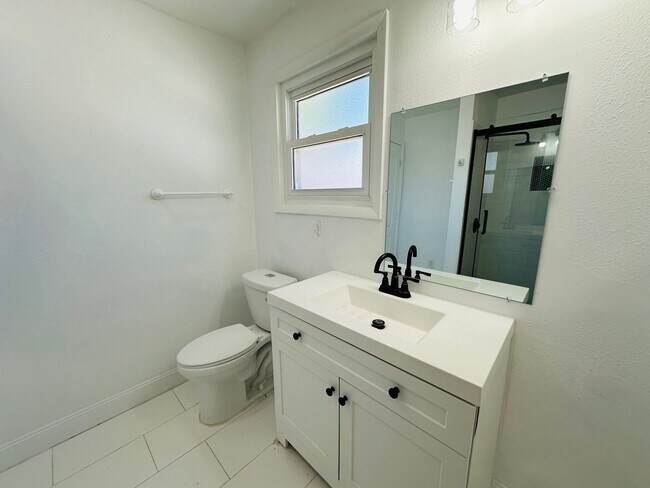 Building Photo - Charming 3 Bed, 2 Bath Oasis: Minutes from...
